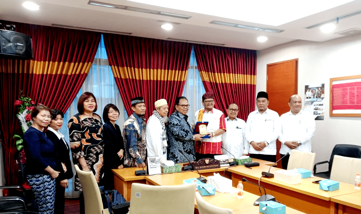 KETUA APTISI SUMUT BERSAMA DENGAN PIMPINAN PERGURUAN TINGGI SWASTA BERDIALOG DENGAN KETUA DPRD SUMUT